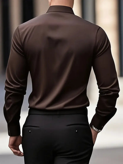 Camicia uomo marrone elegante, vista posteriore, abbinata a pantaloni neri. Moda maschile, abbigliamento formale, stile sofisticato.