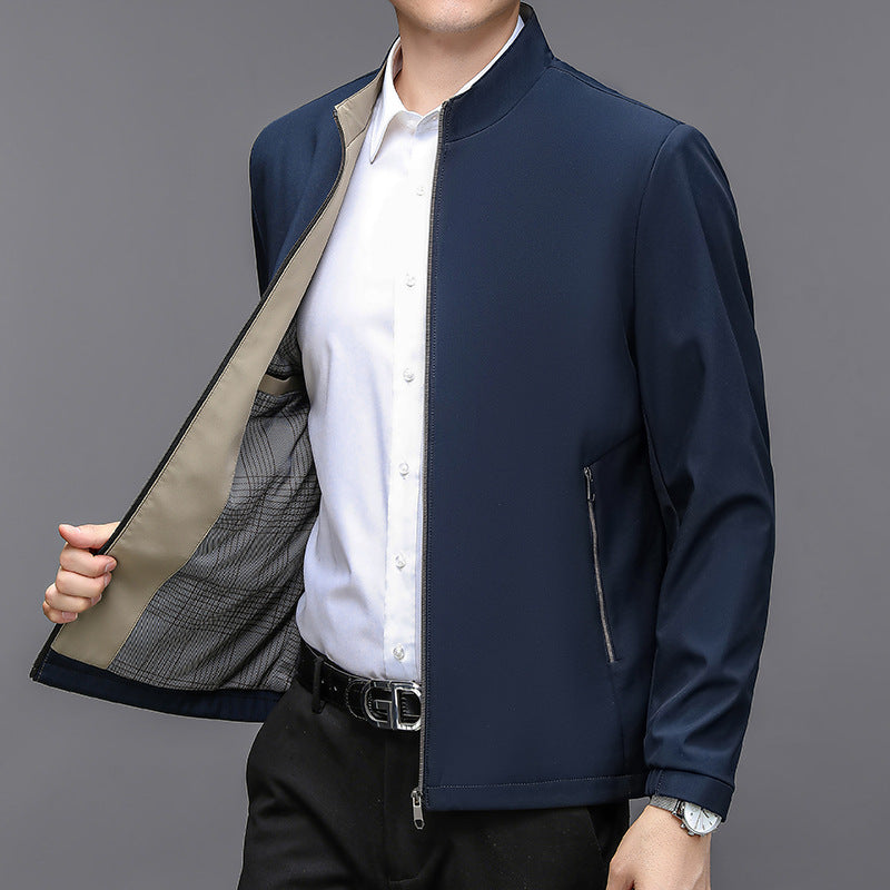 Giacca uomo blu scuro elegante, aperta su camicia bianca, stile casual chic, moda maschile, abbigliamento autunnale, tessuto leggero.