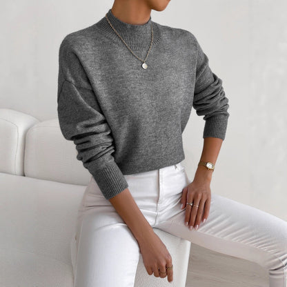 Women's cashmere turtleneck sweater with a straight fit and ribbed trims.