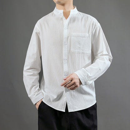 Camisa blanca de lino para hombre, ideal para el verano, de corte cómodo y tejido ligero.