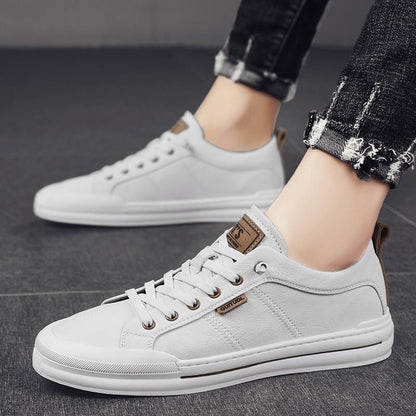Åndbare sneakers til mænd til udendørsaktiviteter, med et design inspireret af sportens verden.