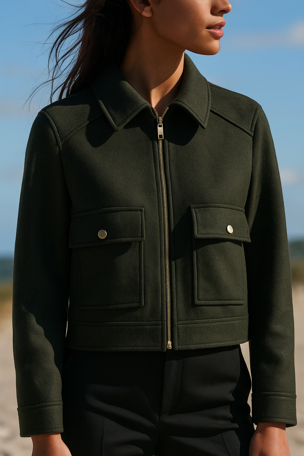 Chaqueta corta para mujer con cremallera y bolsillos utilitarios – Diseño funcional