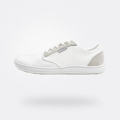 Scarpa da ginnastica bianca minimalista, design moderno, suola in gomma, tessuto traspirante, ideale per sport e tempo libero.