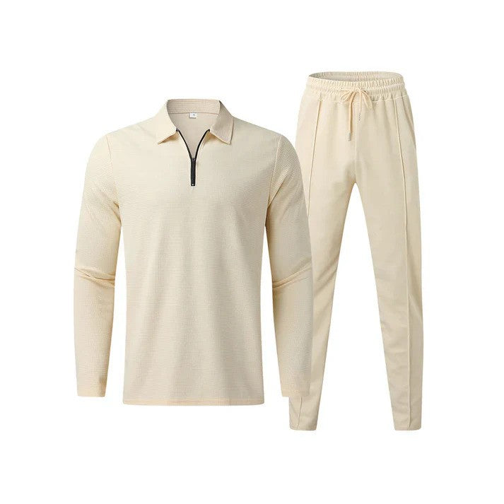 Completo tuta uomo beige, maglia a maniche lunghe con zip e pantaloni con coulisse. Abbigliamento casual elegante, moda maschile.