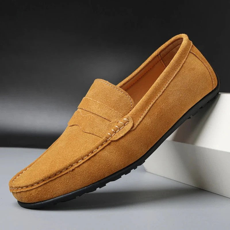 Mocassino uomo in pelle scamosciata marrone chiaro, suola nera antiscivolo, design elegante e casual, perfetto per moda maschile e comfort quotidiano.