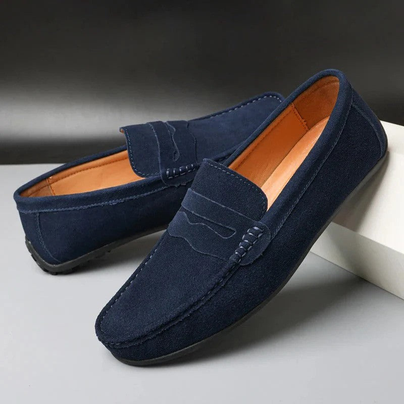 Mocassini uomo in pelle scamosciata blu, design elegante e moderno, suola antiscivolo, ideali per look casual e formali. Scarpe comode e versatili.