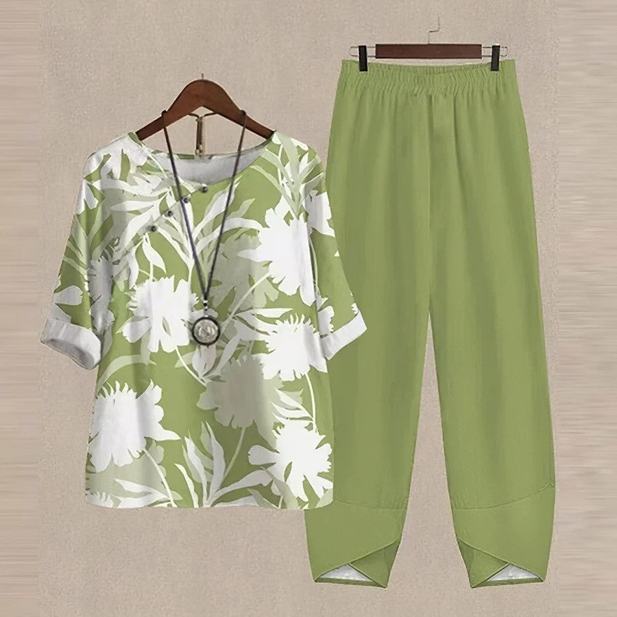 Completo estivo donna: blusa verde con stampa floreale bianca e pantaloni coordinati. Moda casual, abbigliamento leggero, stile fresco.