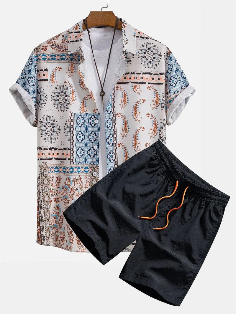 Camicia estiva a fantasia geometrica e floreale con pantaloncini neri. Abbigliamento casual maschile, moda estiva, stile vacanza.