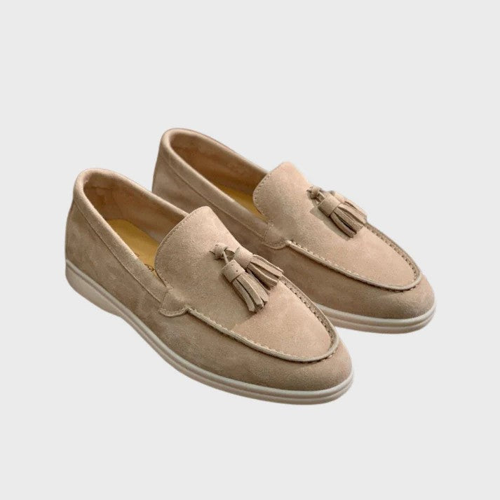 Mocassini beige in pelle scamosciata con nappine, suola bianca. Scarpe eleganti da uomo, stile casual-chic, ideali per look primaverili ed estivi.