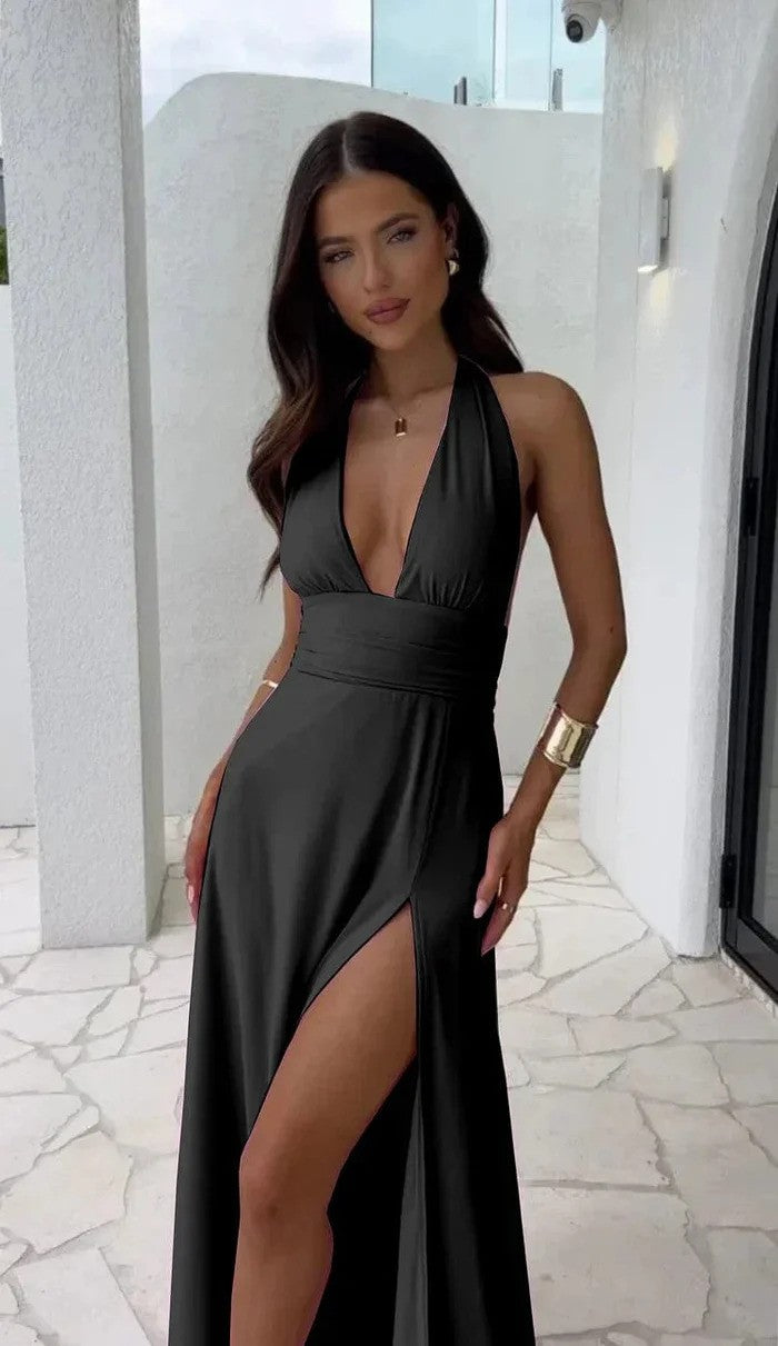 Donna in abito nero elegante con spacco alto, posa su terrazza moderna. Moda femminile, abbigliamento da sera, stile glamour.