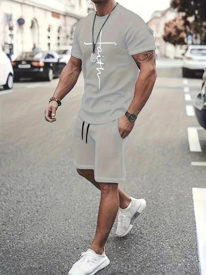 Uomo muscoloso in abbigliamento sportivo grigio, t-shirt con scritta "Faith", cammina in strada urbana. Scarpe da ginnastica bianche, orologio al polso.