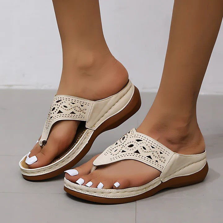 Sandali estivi beige da donna con suola in gomma, design traforato e punta aperta. Scarpe comode e alla moda per la stagione calda.