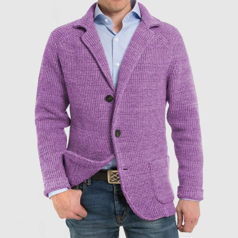 Giacca uomo in maglia viola, stile casual, con bottoni e tasche frontali, indossata su camicia azzurra e jeans. Moda maschile elegante.