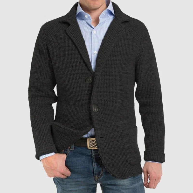 Giacca uomo in maglia nera, abbinata a camicia azzurra e jeans. Moda casual elegante, abbigliamento maschile autunnale, stile moderno.