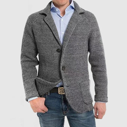 Giacca cardigan uomo grigia in maglia, abbinata a camicia azzurra e jeans. Stile casual elegante, ideale per moda autunnale e invernale.
