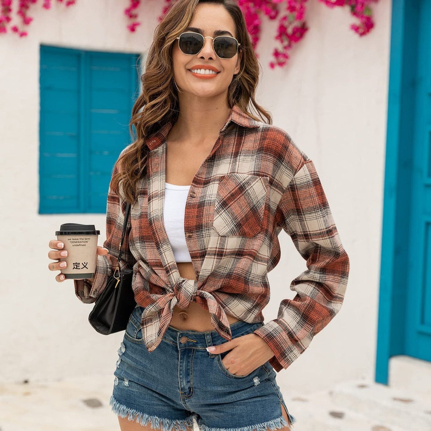 Damebluse med lange ærmer, mellemlang længde, ternet med frontlomme og knaplukning