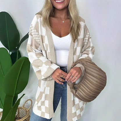 Lang cardigan til kvinder i strik med kontrastternet design