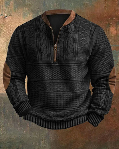 Maglione nero lavorato a maglia con zip, dettagli a trecce e toppe marroni sui gomiti, su sfondo sfocato. Moda uomo, abbigliamento invernale elegante.