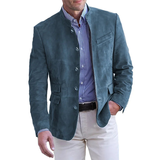 Giacca uomo in pelle scamosciata blu, stile casual elegante, abbinata a camicia a righe e pantaloni chiari. Moda maschile autunnale.