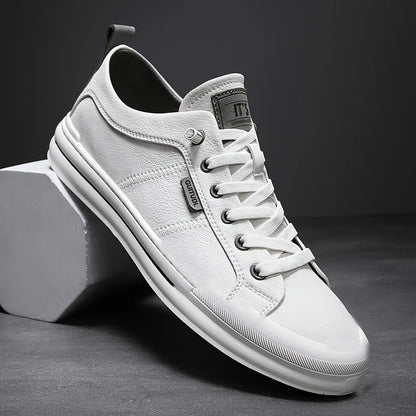 Åndbare sneakers til mænd til udendørsaktiviteter, med et design inspireret af sportens verden.