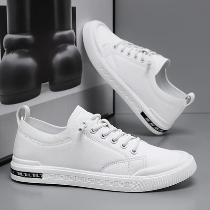 Herresneakers med snørebånd, glat overdel og PVC-sål – polstret indersål