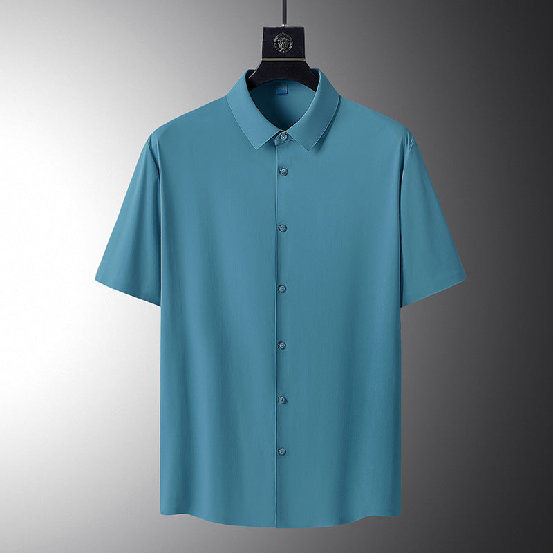 Camicia azzurra a maniche corte, elegante e moderna, appesa su gruccia. Ideale per moda uomo, abbigliamento estivo, stile casual chic.