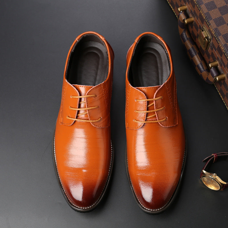 Scarpe eleganti uomo in pelle marrone lucida su sfondo nero, con valigia vintage a lato. Scarpe formali, moda maschile, accessori di lusso.