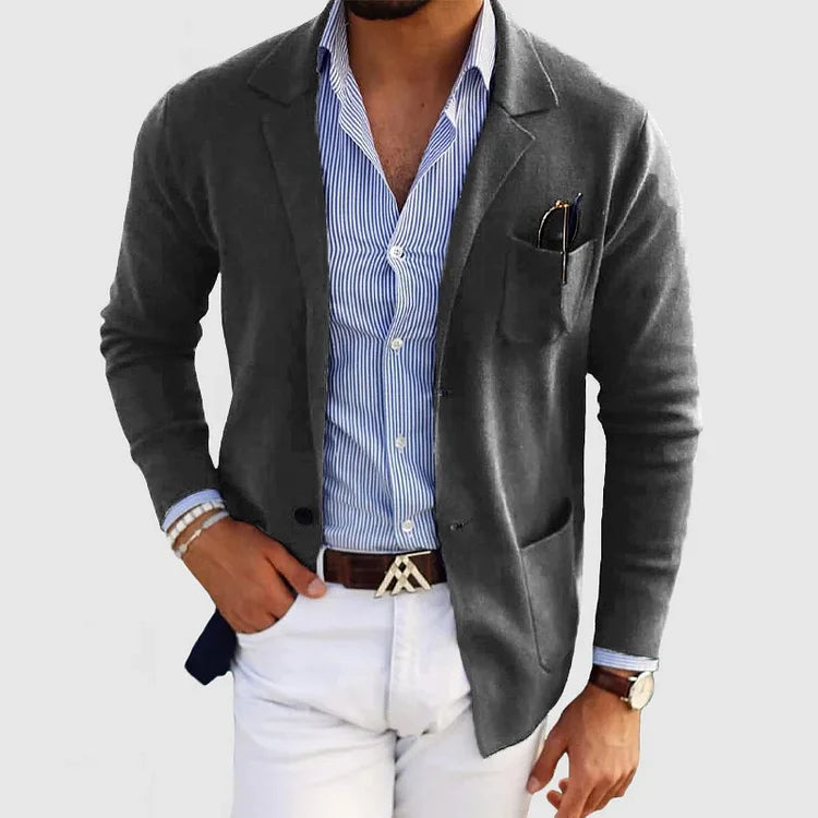 Uomo in giacca grigia elegante, camicia a righe blu e pantaloni bianchi. Moda maschile, stile casual chic, abbigliamento moderno.