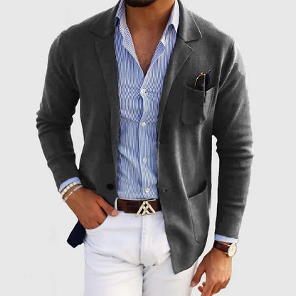 Uomo in giacca grigia elegante, camicia a righe blu e pantaloni bianchi. Moda maschile, stile casual chic, abbigliamento moderno.
