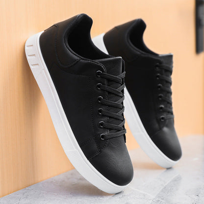 Scarpe da ginnastica nere su sfondo chiaro, suola bianca, design moderno. Scarpe casual unisex, moda urbana, calzature comode.