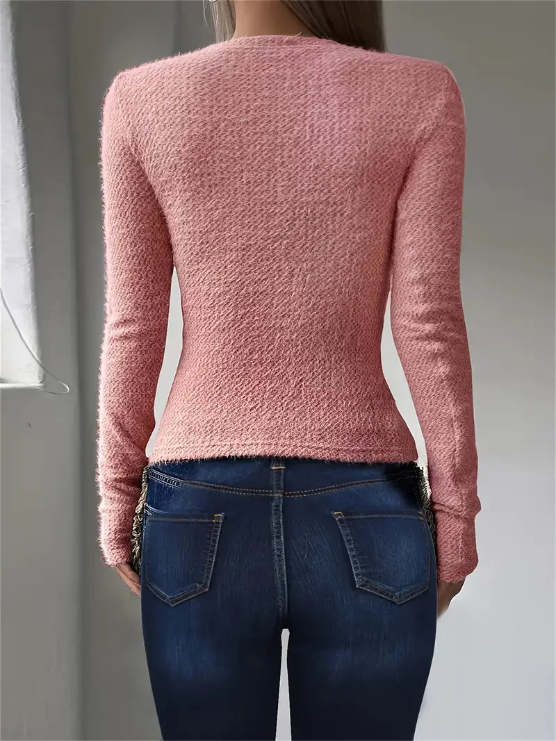 Donna di spalle con maglione rosa aderente e jeans blu. Abbigliamento casual femminile, moda autunnale, stile moderno.