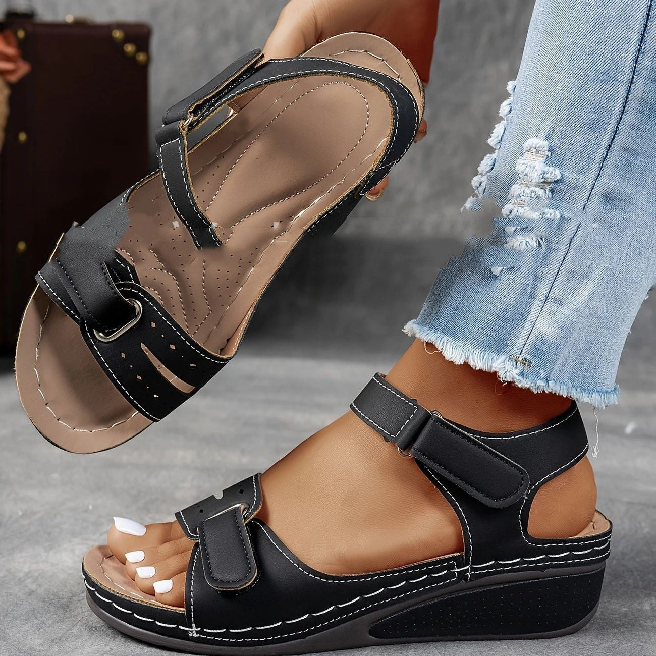 Sandalias de mujer con suela gruesa y cierre de velcro – efecto piel