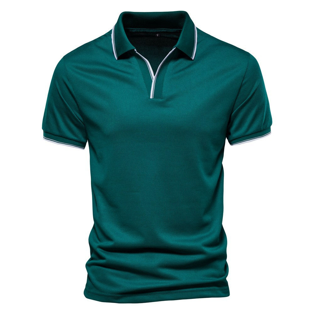 Polo verde scuro da uomo con colletto classico e bordi bianchi, ideale per abbigliamento casual e sportivo. Tessuto leggero e traspirante.