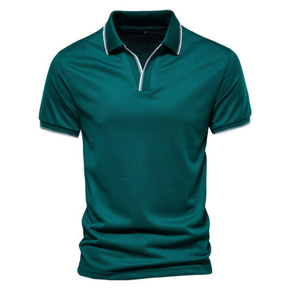 Polo verde scuro da uomo con colletto classico e bordi bianchi, ideale per abbigliamento casual e sportivo. Tessuto leggero e traspirante.