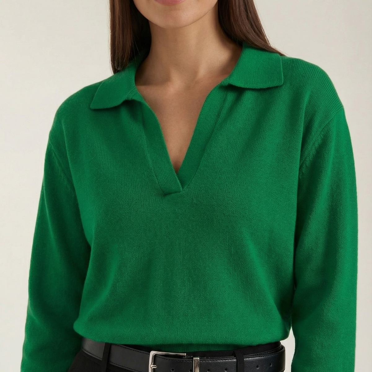 Ensfarvet poloshirt til kvinder med V-udskæring og lange ærmer.