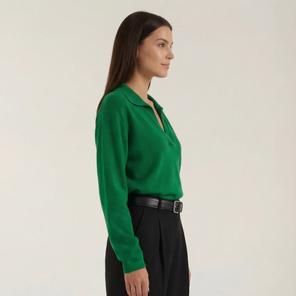 Ensfarvet poloshirt til kvinder med V-udskæring og lange ærmer.