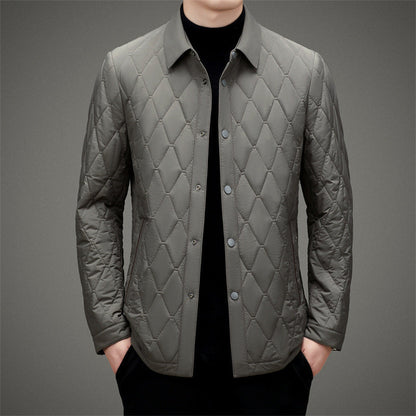 Giacca trapuntata grigia da uomo, design elegante e moderno, perfetta per l'autunno. Tessuto resistente, bottoni frontali, stile casual-chic.