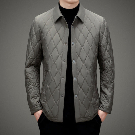 Giacca trapuntata grigia da uomo, design elegante e moderno, perfetta per l'autunno. Tessuto resistente, bottoni frontali, stile casual-chic.