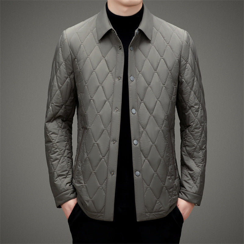 Giacca trapuntata grigia da uomo, design elegante e moderno, perfetta per l'autunno. Tessuto resistente, bottoni frontali, stile casual-chic.