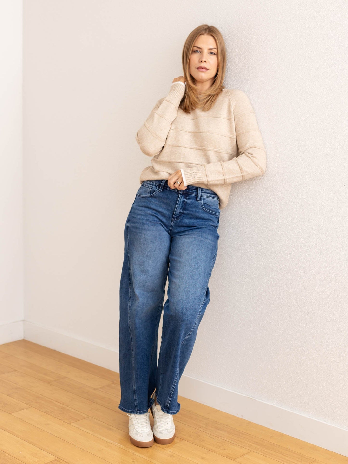 Maglione Donna in Maglia a Righe Testurizzate con Maniche Raglan e Girocollo – Stile Essenziale