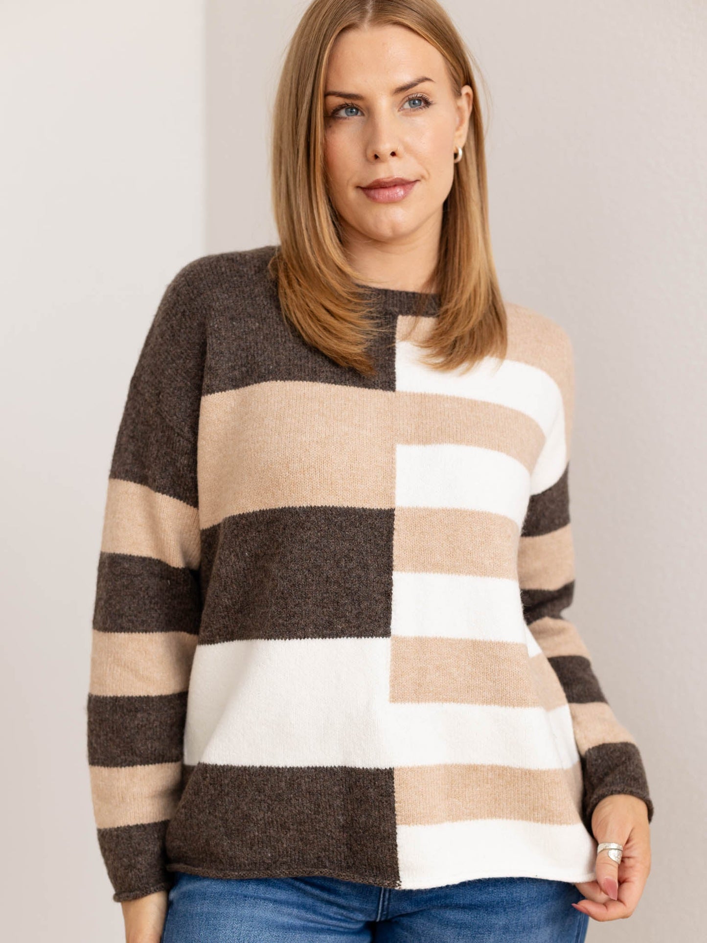Maglione Donna Girocollo a Righe Bloccate con Spalle Scese – Stile Quotidiano