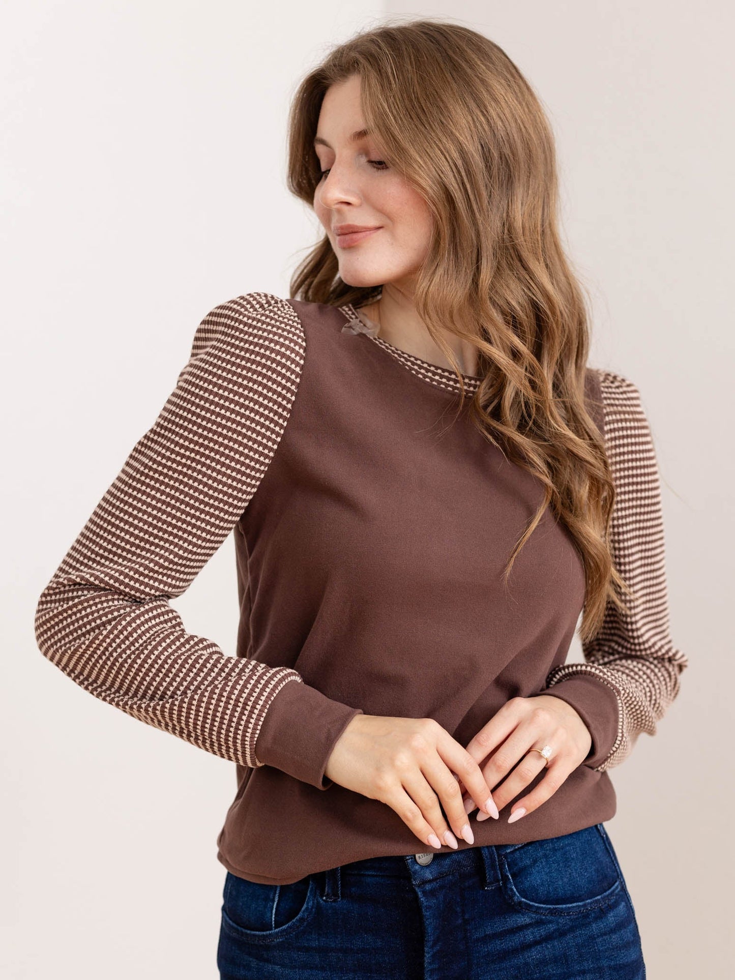 Maglia Donna Texturizzata con Maniche a Palloncino a Contrasto e Scollo Tondo – Stile Quotidiano