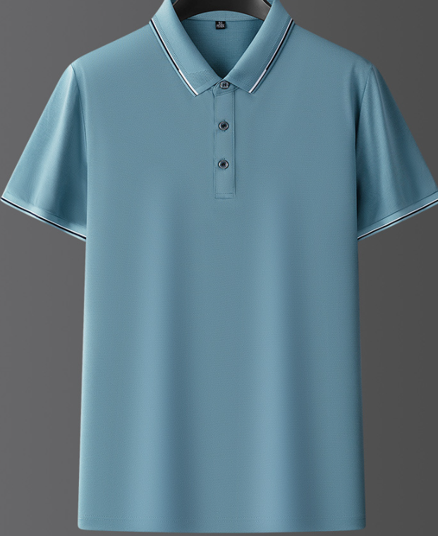 Polo azzurra da uomo, maniche corte, colletto classico, bottoni frontali, tessuto leggero, ideale per abbigliamento casual ed estivo.