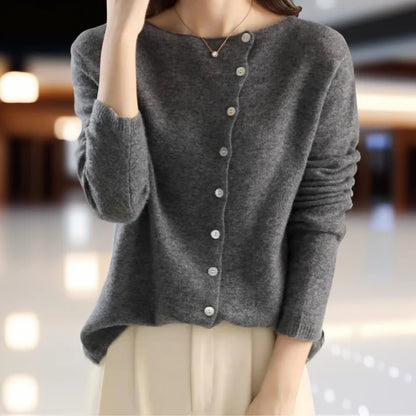 Maglione grigio donna con bottoni, stile casual elegante, sfondo sfocato. Moda autunno inverno, abbigliamento femminile trendy e confortevole.
