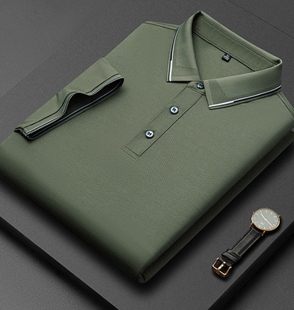 Camicia polo verde piegata su sfondo nero con orologio elegante. Moda uomo, abbigliamento casual, stile moderno, accessori di lusso.