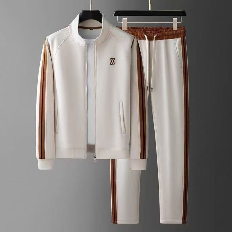 Tuta sportiva bianca con strisce marroni, giacca con zip e pantaloni con coulisse, design moderno, abbigliamento casual uomo, moda autunno.