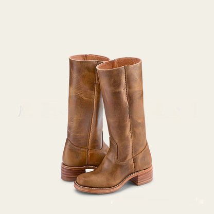 Stivali alti in pelle marrone, design classico, tacco basso, suola robusta. Calzature eleganti per donna, moda autunno-inverno.