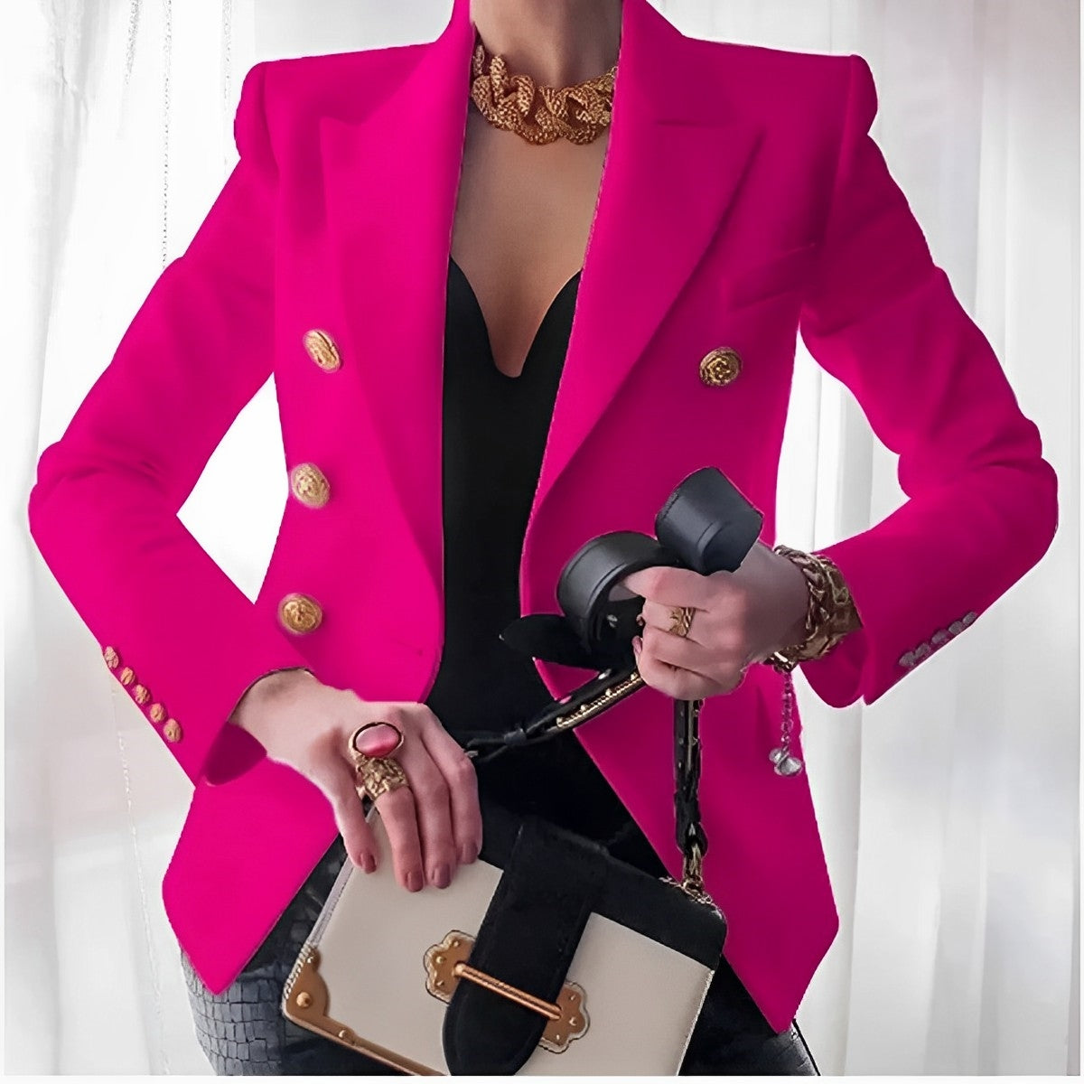Giacca fucsia elegante con bottoni dorati, abbinata a top nero e accessori oro, borsa a mano bianca e nera. Moda donna, stile sofisticato.
