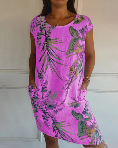 Abito estivo donna viola con stampa floreale tropicale, maniche corte, tasche laterali. Moda casual, tessuto leggero, stile vacanza.