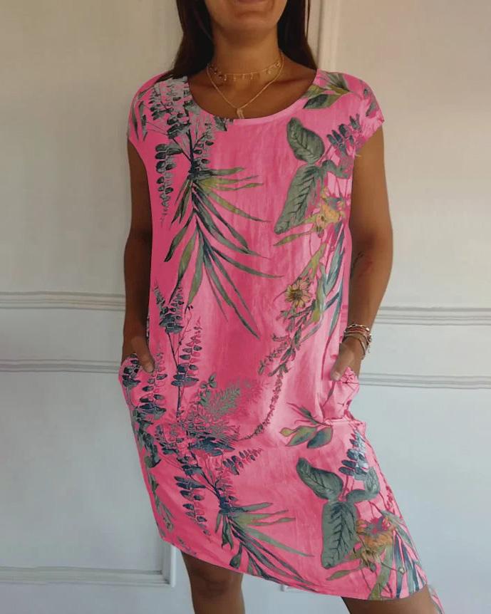 Abito estivo rosa con stampa floreale tropicale, maniche corte, tasche laterali. Moda donna, abbigliamento casual, stile estivo vivace.